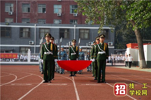 近視可以學(xué)高鐵乘務(wù)專業(yè)嗎?