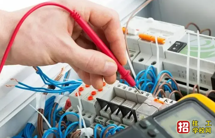 低壓電工證理論考試多少分通過？包過嗎？