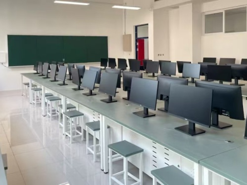 放棄高中也能逆襲！初中畢業男生必看的技術專業清單